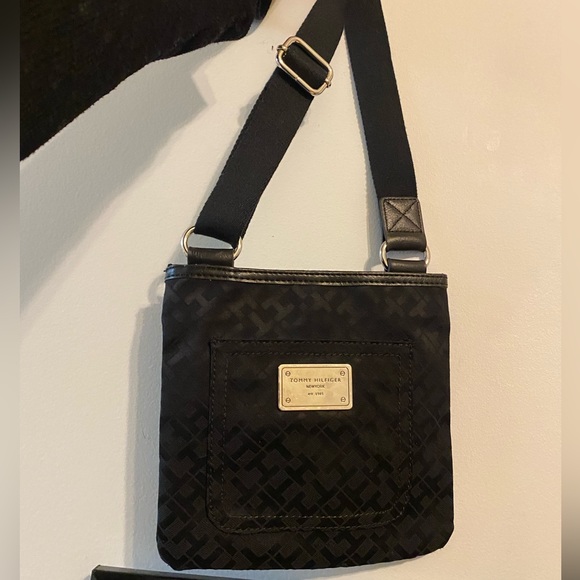 Tommy Hilfiger Bag🤓🤩 - Picture 2 of 5